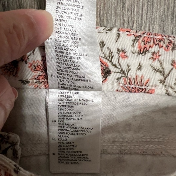 H&M White and Pink Floral Denim Style  Shorts  size 10 - Picture 4 of 8